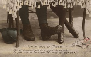 Coppia che si tocca i piedi da French Photographer